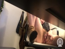 El coño palpitando alrededor de mi ambiente, no se le permite tocar el clítoris