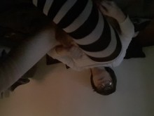 Flaca y linda mujer trans tiene un orgasmo espasmódico