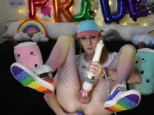 Rainbow Femboi Scarlet Squirts y Sissygasms!