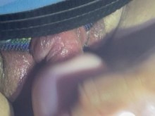 Hombre trans FtM acaricia su gran clítoris