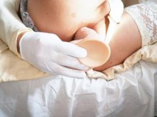 Una colegiala se divierte con un gran consolador después del colegio.