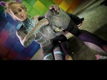 mariquita trans muy tatuada recibe puño anal de dominatriz - femdom extreme