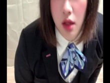 La hija de un chico se masturba vestida con un verdadero uniforme de oficinista y eyacula con sus zapatos de tacón de cuero auténtico.