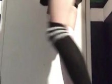 Linda femboy se desnuda para la cámara