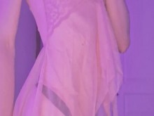 Femboy traviesa en camisón transparente muestra su jaula de castidad y su pequeño culo