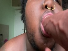 Black Trans Masc derrama lágrimas chupando una gran polla