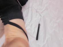 Liza Femb disfruta de la masturbación anal hasta que el esperma comienza a salir de su culo