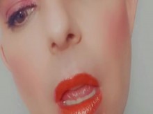 ¡¿Qué HACE esa boca?! Sissy se burla del lápiz labial.