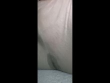 Coño mojado FTM chorreando en pantalones de pijama