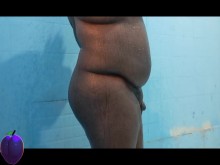 Black Sissy ducha su cuerpo gordo.