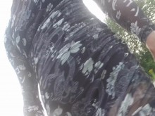 Ladyboy camina, orina en lugar público, muestra culo, ano y polla????