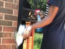 Se mostró para mi cortadora de césped y follé a mi césped hombre