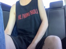 El niño trans necesitado usa una varita para bajar en el auto