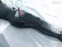 Femboy en catsuit y botas hasta el muslo auto momificada y bolas CBT torturan estimulación electrónica y semen