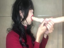 Transexual chupa doble consolador con un vestido rojo nuevo