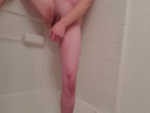 Transguy eyacula en la ducha