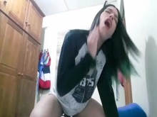 Chica trans masturbándose con su juguete - Luna Moon