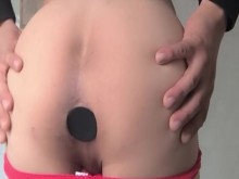 Joven mujer quitando el tapón anal.