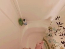 Punto de vista trans. Me ducho, me toco los dedos, tengo un orgasmo que hace temblar el cuerpo.