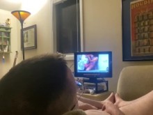 FtM frota el clítoris y monta una almohada mientras mira porno