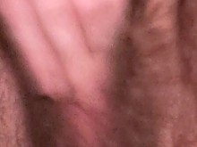 FTM juega y se masturba la polla hasta que se corre duro