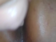 La cachonda TS Ivanna chupa un consolador y luego la mariquita se acerca para ser follada por ella