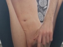 Femboy puta monta un consolador y se corre