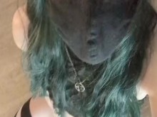 de rodillas corriéndome y gimiendo