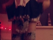 Linda femboy muestra traje de sirvienta (y linda polla)