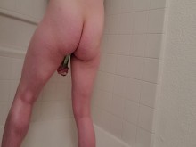 Transchico masturbándose en la ducha