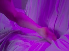 Transguy follando su consolador de 10 pulgadas en la sala de estar