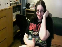 BoringKate acaricia la polla de su chica y muestra sus tetas