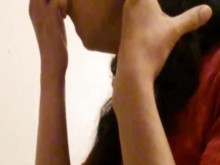 Tgirl puta usa un consolador azul en su garganta y culo