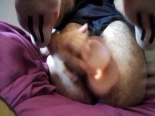 Nena con coño peludo y mojado es follada por un consolador vibrador pero no reacciona xd