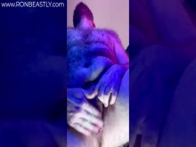 Papi trans peludo sentado en la cara y chorreando en POV