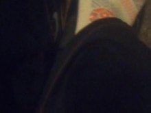 Zapatos deportivos oscuros y lindos calcetines sucios blancos hexagonales (sin audio)