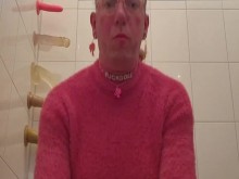 Sissy Fuckdoll mea mientras monta un consolador