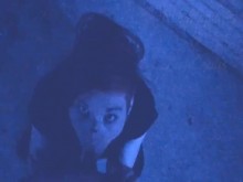 Vampiro pelirroja chupa la polla de Tgirl en POV