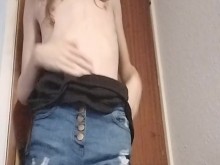 Chica enjaulada hace su primer baile de striptease