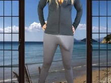 Transexual con polla enorme hace yoga en casa de la playa