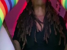 Hermanastra chupa una enorme polla de niña