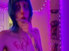 Becky se divierte con un consolador de garganta profunda