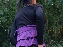 Sexy petite sissy culo minifalda orgasmo anal en gordo venoso consolador en parque corrida caliente