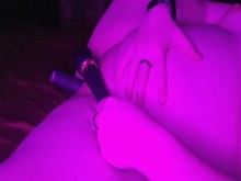 Transmale se da placer en la cama y luego se masturba en el suelo con una máquina de follar