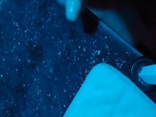 Transman tiene su polla falsa y se masturba como un hombre