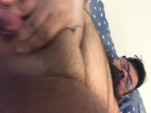 FTM oso cacho acariciando mi polla gorda de cerca