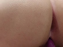 FtM Twink monta un vibrador hasta que su coño pulsa y se corre mostrando su culo peludo