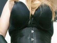 Lisa Cosplayer, masturbándose, amordazando y poniéndose una jaula de castidad