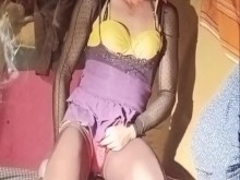 NENA VESTIDA SEXY chorrea una fuerte corrida por todo el brah amarillo y la falda morada del consolador anal