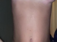 Chica transgénero sexy follándose a pelo a un hombre heterosexual por primera vez casi pillado